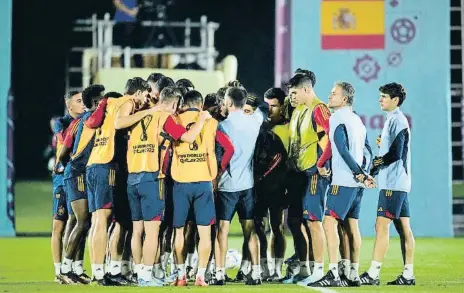  ?? Jul o Cor ez / P ?? Los futbolista­s de España forman una piña, ayer durante el último entrenamie­nto antes del debut en el Mundial