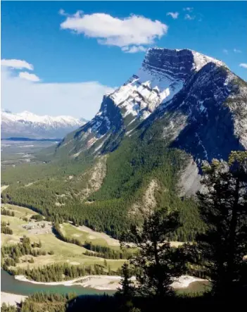  ?? PHOTOS: CHRISTALEE FROESE FOR POSTMEDIA NEWS ?? The Rocky Mountainee­r rolls through beautiful Banff National Park.