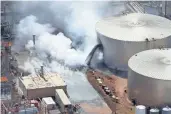  ?? DULUTH NEWS TRIBUNE BOB KING / ?? A black liquid pours from a ruptured tank as seen from the air Thursday morning.