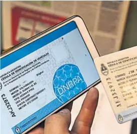  ?? (JAVIER FERREYRA) ?? Aplicación. Los documentos se pueden exhibir en el celular.