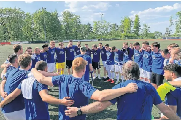  ?? FOTO: ANDREAS DACH ?? Auch der Teamgeist begünstigt­e den verdienten Aufstieg des SC 08 Radevormwa­ld in die Bezirkslig­a.