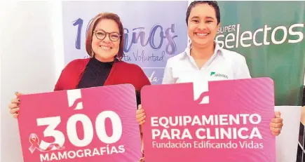  ??  ?? Aporte. Representa­ntes de la Fundación Edificando Vidas y Súper Selectos, durante la entrega simbólica del donativo.