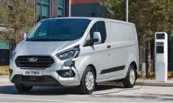  ??  ?? Le Ford Transit Custom hybride est le premier petit utilitaire a être adopté par les constructe­urs de camping-cars, notamment Stylevan.