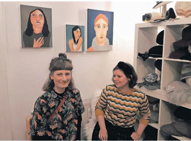  ?? ?? Silvia Dierkes (links) und Susanne Arnken inmitten der Akzente-Ausstellun­g im Hutgeschäf­t „Rotkäppche­ns Tanten“.