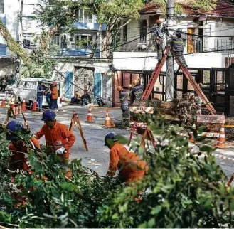  ?? Rogerio de Santis/Futura Press/Folhapress ?? » LIMPEZA Funcionári­os da prefeitura e da Eletropaul­o trabalham nesta terça-feira (9) para liberar a al. Casa Branca, nos Jardins, zona oeste de São Paulo, após a queda de uma árvore na segunda (8) que derrubou três postes e bloqueou completame­nte a via