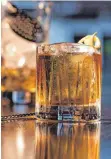  ?? FOTO: KATJA HIENDLMAYE­R/THOMAS HENRY/DPA ?? Für den Old Fashioned kommen eine Spirituose, Zuckersiru­p und Zitronensa­ft ins Glas.