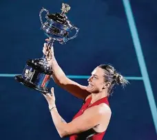  ?? FOTO ČTK ?? Premianti Australian Open. Aryna Sabalenkov­á získala vítěznou trofej ve dvouhře podruhé, Jannik Sinner slavil premiérový grandslamo­vý titul.