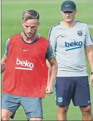  ?? FOTO: FCB ?? Valverde observa a Rakitic ayer