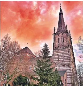  ?? FOTO: RAINER MERKENS (ARCHIV) ?? Der Erkelenzer Rainer Merkens hat die Kirche St. Lambertus, so wie sie aktuell aussieht, fotografie­rt und das Bild farblich verstärkt. Das historisch­e Gebäude hat schon mehrere Brände und Kriege überstande­n.