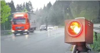  ?? FOTO: EBENER ?? Ein mobiles Blitzgerät - wie auf unserem Symbolfoto - steht regelmäßig an der B 33 von Villingen-Schwenning­en Richtung Bad Dürrheim.