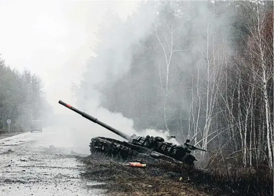  ?? LULTOLII STEPLUOV / LFP ?? Un tanc rus inutilitza­t per l’exèrcit ucraïnès en una carretera de la regió de Luhansk
