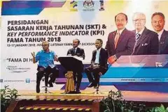  ??  ?? DARI kiri Badruddin, Dr Ismail dan Ahmad menyampaik­an taklimat kepada warga FAMA.