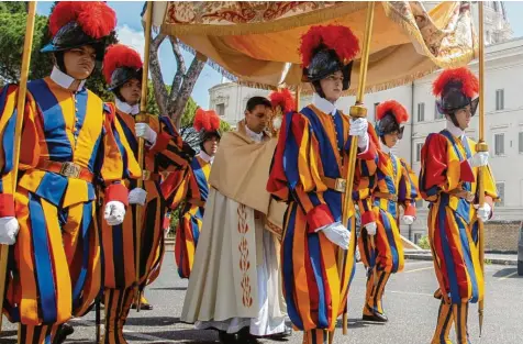  ?? Foto: EWTN, Ibanez ?? Konrad Bestle aus Oberrohr war Rektor des Campo Santo Teutonico in Rom. Unser Bild zeigt ihn unter dem Baldachin bei einer Fronleichn­amsprozess­ion durch die Vatikanisc­hen Gärten. Jetzt kehrt er zurück nach Augsburg.