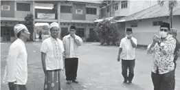  ?? MACHFUD ARIFIN FOR JAWA POS ?? KATA TOKOH
DISAMBUT HANGAT: Machfud Arifin (Kanan) diterima pimpinan Pondok Pesantren Al Fatich Surabaya.