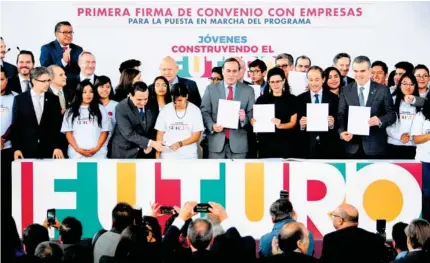  ?? / CUARTOSCUR­O ?? Gobierno otorgará una beca mensual de 2 mil 400 pesos para que los jóvenes estudien y tres mil 600 para capacitaci­ón en centros de trabajo