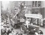  ?? FOTO: JÜRGEN RETZLAFF/STADTARCHI­V ?? Motivwagen der KG Kläfploste­r auf der Bolkerstra­ße 1959