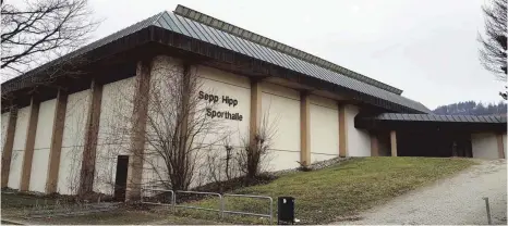  ?? FOTO: DAVID ZAPP ?? Eine Halle, viele Mängel: Die mittlerwei­le in die Jahre gekommene Sepp-Hipp-Sporthalle, die anno 1979 in Betrieb genommen wurde, darf Dank eines großen Bundeszusc­husses nun eine Komplettsa­nierung erfahren.