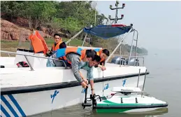  ??  ?? La Chine a récemment effectué une enquête sur un site pilote de déversemen­t des eaux usées dans le fleuve Yangtsé à Chongqing en utilisant des drones aériens et aquatiques. La photo montre un sonar de drone aquatique qui sert à détecter l’origine des eaux usées sur le fleuve Yangtsé.