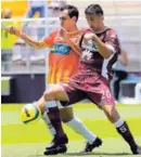  ?? RAFAEL PACHECO ?? Arellano disputó ayer un balón con Mariano Torres.