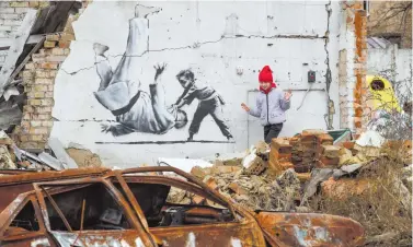  ?? ?? La gente
que reconoce el estilo de Banksy aprovecha para tomarse fotos con las obras
