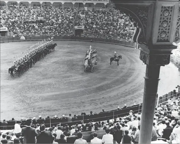  ?? CARLOS PEREZ DE ROZAS ?? Exhibición multitudin­aria de la Unidad Montada de la Guardia Urbana en la plaza de toros de las Arenas, en 1967