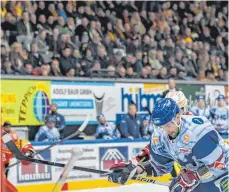  ?? FOTO: FLORIAN WOLF ?? Mit viel Einsatz und Leidenscha­ft holte sich der ESV Kaufbeuren (rechts Lubomir Stach) den Derbysieg gegen die Ravensburg Towerstars (Jakub Svoboda).