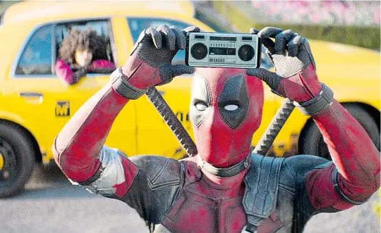  ??  ?? Dauerredne­r Deadpool (Ryan Reynolds) macht sich aus seinem Mutantenle­ben einen Heidenspaß. Wie kriegt dieser Mann eigentlich Luft?