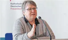  ?? FOTO: CHRISTEL VOITH ?? Von Bewegungen in der Bibel spricht Referentin Barbara Janz-Spaeth beim Frauenbege­gnungstag des Dekanats in Tettnang.