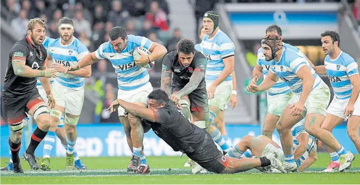  ?? REUTERS ?? Para adelante. Agustín Creevy trata de mantenerse de pie frente al tackle de Vunipola. Sus compañeros Kremer, Alemanno, Tetaz Chaparro y Landajo buscan apoyarlo.