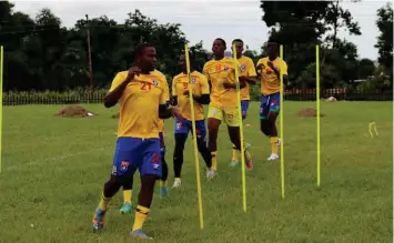  ?? ?? ▲ Sihlangu captain Sifiso Matse leading his teammates in a drill.