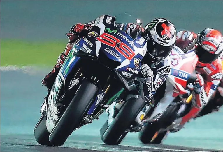  ??  ?? Jorge Lorenzo encabeza el grupo que terminó completand­o el podio de la carrera inaugural de Qatar, con Dovizioso y Márquez