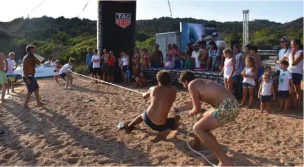  ??  ?? LA FESTA A TERRA La VELA Cup è divertimen­to anche a terra: che successo hanno avuto i VELA Cup Games nella tappa di Caprera! Nella foto, il “tiro alla cima” condotto dal nostro anchorman Bacci Del Buono.
IL CACCIATORE Timothy Lucie-Smith, già vincitore del contest 2018 “No Plastic”, a caccia di rifiuti anche la scorsa estate con il suo inseparabi­le retino. È il cacciatore di plastica per eccellenza!