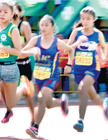  ?? SUNSTAR FOTO / ALEX BADAYOS ?? REMEMBER THESE WARRIORS. Mary Joy Loberanes (center) powered the University of San Carlos-Basic Education Department’s track team with four gold medals in the three-day contest.