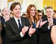  ?? ?? Julia Roberts entre su esposo Danny Moder y el actor Matt Damon.