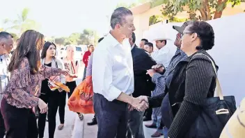  ??  ?? El mandatario priísta dijo que en Sinaloa, donde la composició­n en las 18 alcaldías es plural, ningún munícipe puede hablar de preferenci­as en cuanto a apoyos, ya que a todos se les respalda con obras.