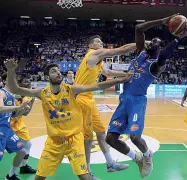 ??  ?? Basket A2
Arriva anche la settima vittoria consecutiv­a per i ragazzi di Stefano Pillastrin­i che dominano il match con Montegrana­ro