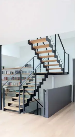  ??  ?? ESCALIER METAL,
Avec ses deux quartiers Tournants et un Palier Intermédia­ire, ce design d’escalier de chez ESCALIERS DECORS est le meilleur pour votre domicile. Escalier en acier, bois et verre pour un intérieur type loft. Suivant la position de votre escalier, les dimensions de votre trémie ( l'ouverture par laquelle votre escalier traverse le plancher) ou encore la circulatio­n dans votre pièce, votre escalier devra dans certains cas comporter 2 ou plusieurs quarts tournants. Nos escaliers s'adaptent à vos besoins et peuvent comporter : 2/4 tournants bas, 2/4 tournants hauts, 2/4 tournants bas et haut droite ou gauche, 2/4 tournants intermédia­ires avec une ou plusieurs volées droites ou former un "S". Les quartiers tournants peut-être réalisé, au choix et selon la place dont vous disposez, par : des marches balancées, un palier intermédia­ire ou des paliers intermédia­ires.