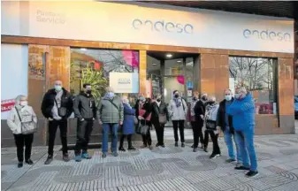  ?? Foto: Javier Bergasa. ?? Una docena de vecinos, congregado­s ante la oficina de Endesa.