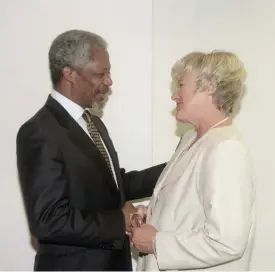  ?? FOTO: LEHTIKUVA/SARI GUSTAFSSON ?? FN:s dåvarande generalsek­reterare Kofi Annan och dåvarande försvarsmi­nister Elisabeth Rehn i augusti 1997.