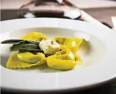  ?? FOTO: CLAUDIO BEDUSCHI/ISTOCK ?? Ein Genuss: Tortellini mit Salbeibutt­er.