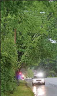  ?? The Sentinel-Record/Mara Kuhn ?? ROAD BLOCKED: The Hot Springs Police Department had one lane of Malvern Road blocked at the intersecti­on of Vale Street on Wednesday after a tree leaned into the roadway following heavy rainfall.