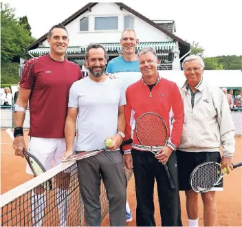  ?? FOTO: DORO SIEWERT ?? Hansi Gnad, Elmar Pauke, Gunther Behnke, Jens Sowa und Wolfgang Bosbach (v.l.) erfreuten die vielen Tennisfans in Lennep mit einem Prominente­n-Doppel.