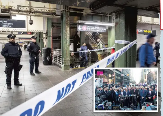  ?? PHOTOS AFP ?? Des agents surveillai­ent une entrée du métro new-yorkais, hier, près du site où l’explosion est survenue. En mortaise, le gouverneur de l’État de New York, Andrew Cuomo, et le maire de la mégapole, Bill de Blasio, ont donné une conférence de presse à...