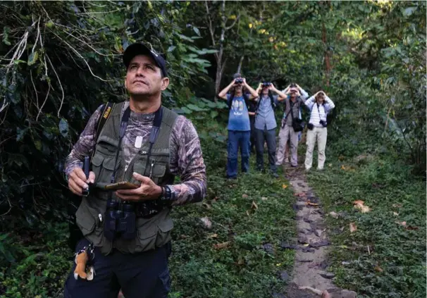  ?? ?? Fidel Agudelo, 48 år gammel, tidligere taxachauff­ør, nu fugleguide. Foto. Charlie Cordero