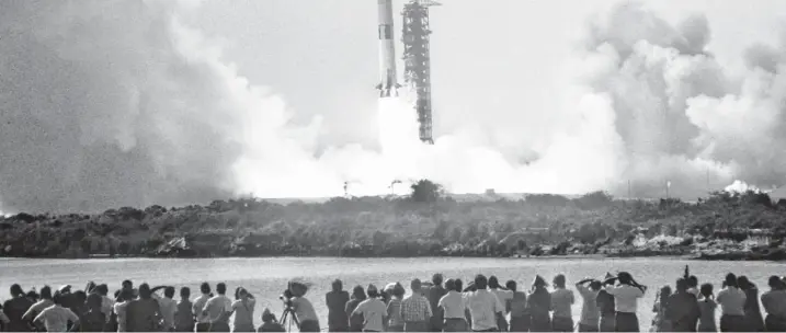  ?? Archivfoto: dpa ?? Der Anfang von der Erfüllung eines Menschheit­straums: Das Archivfoto vom 16. Juli 1969 zeigt den Start der Saturn V-Rakete mit der Raumfähre Apollo 11 in Cape Kennedy/USA. Vor 50 Jahren, am 20. Juli 1969, landeten Neil Armstrong und Edwin Aldrin als erste Menschen auf dem Mond, während der Astronaut Michael Collins mit einem Raumschiff den Mond umkreiste. Das größte Abenteuer der Menschheit haben auch die meisten älteren Leser unserer Zeitung mitverfolg­t.