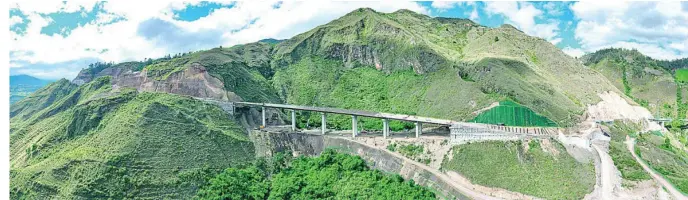  ?? ?? Construcci­ón autopista Rumichaca-Pasto en Colombia