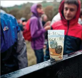 ??  ?? En 2013, le festival Rock en Seine proposait déjà des gobelets réutilisab­les.
