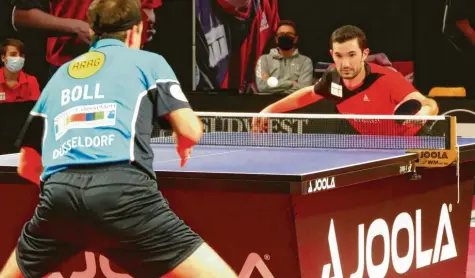  ?? Foto: Willi Baur ?? Auch Emmanuel Lebesson vom TTC Neu‰Ulm (hinten) konnte den Topstar Timo Boll und dessen Düsseldorf­er Teamkolleg­en im Bundesliga­duell nicht stoppen. Klar mit 0:3 ver‰ loren die Neu‰Ulmer in der Pfaffenhof­er Sporthalle.