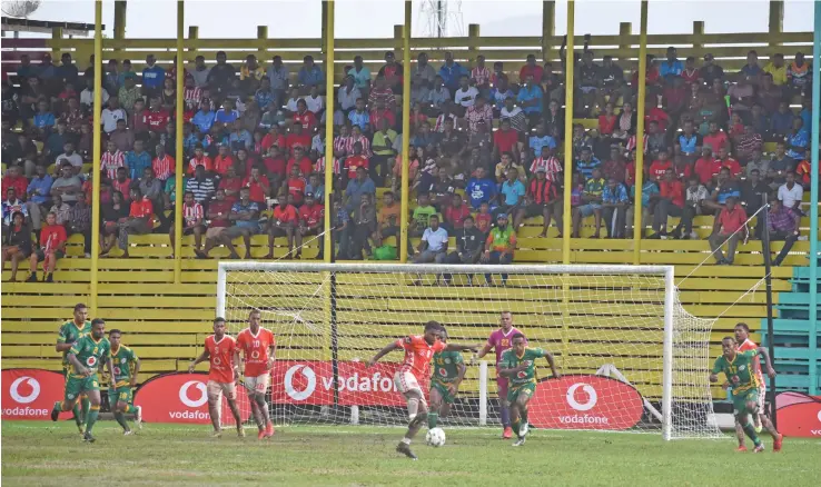  ?? Photo: Renu Radhika Prasad ?? Action from the Rewa- Nadi semifinal match at Subrail Park, Labasa on November 28, 2020. The second half of the match is due to the kickoff.