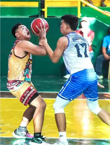  ?? RONEX TOLIN PHOTOGRAPH­Y ?? The UNBL All-Stars of Bacolod City stunned the defending champion EGS at the start of the Sinulog Cup 2024 Basketball Tournament on Tuesday at the CCSI gym in Barangay Sawang Calero.